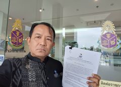 ศรีสุวรรณร้อง ป.ป.ช.สอบอนุทินลงนามปฏิญญาสันติภาพกับเขมรส่อขัด รธน.มาตรา 178             วันนี้ (28 ต.ค.68) เวลา 10.00 น.ที่สำนักงานใหญ่ ป.ป.ช.นนทบุรี นายศรีสุวรรณ จรรยา ผู้นำองค์กรรักชาติ รักแผ่นดิน ได้เดินทางมายื่นคำร้องต่อ ป.ป.ช.เพื่อขอให้ไต่สวนและชี้มูลความผิดนายกรัฐมนตรี กรณีไปลงนามในปฏิญญาสันติภาพร่วมกับนายกรัฐมนตรีของกัมพูชา โดยที่ตนไม่มีอำนาจ ซึ่งจะส่งผลกระทบต่อเขตอำนาจอธิปไตยของไทย กระทบต่อความมั่นคงทางเศรษฐกิจ สังคม หรือการค้าการลงทุน รวมทั้งยังไม่ได้รับความเห็นชอบจากรัฐสภาเสียก่อน อันเป็นการฝ่าฝืนรัฐธรรมนูญ 2560 มาตรา 178 ซึ่งอาจมีความผิดตามประมวลกฎหมายอาญา มาตรา 119, 120 และเป็นการฝ่าฝืนมาตรฐานทางจริยธรรมอย่างร้ายแรงอีกด้วย            ทั้งนี้ สืบเนื่องจากกรณีที่นายอนุทิน ชาญวีรกูล นายกรัฐมนตรีและรัฐมนตรีว่าการกระทรวงมหาดไทย ได้เข้าร่วมประชุมสุดยอดอาเซียน ครั้งที่ 47 เมื่อวันที่ 26 ต.ค.2568 ณ กรุงกัวลาลัมเปอร์ ประเทศมาเลเซีย และได้ลงนามในเอกสารสัญญาสันติภาพ หรือปฏิญญาสันติภาพ ไทย-กัมพูชา “Joint Declaration by the Prime Minister of the Kingdom of Cambodia and the Prime Minister of the Kingdom of Thailand” ว่าด้วยแนวทางการดำเนินการบริหารจัดการชายแดนไทย-กัมพูชา กับนายฮุน มาเนต นายกรัฐมนตรีของประเทศกัมพูชา โดยมีนายอันวาร์ อิบราฮิม นายกรัฐมนตรีมาเลเซีย และนายโดนัลด์ ทรัมป์ ประธานาธิบดีสหรัฐอเมริกา ร่วมลงนามเป็นสักขีพยาน ซึ่งสื่อสารมวลชนได้รายงานข่าวไปทั่วโลกเป็นที่รับรู้กันโดยทั่วไปแล้ว             การลงนามดังกล่าว รัฐธรรมนูญ 2560 มาตรา 178 กำหนดไว้ชัดเจนว่าผู้ที่มีอํานาจในการทําหนังสือสัญญาสันติภาพ สัญญาสงบศึก และสัญญาอื่นกับนานาประเทศหรือกับองค์การระหว่างประเทศได้นั้นคือองค์พระมหากษัตริย์ และหนังสือสัญญาใดมีบทเปลี่ยนแปลงอาณาเขตไทย หรือเขตพื้นที่นอกอาณาเขตซึ่งประเทศไทยมีสิทธิอธิปไตยหรือมีเขตอํานาจตามหนังสือสัญญาหรือตามกฎหมายระหว่างประเทศหรือหนังสือสัญญาอื่นที่อาจมีผลกระทบต่อความมั่นคงทางเศรษฐกิจ สังคม หรือการค้าหรือการลงทุนของประเทศอย่างกว้างขวาง ต้องได้รับความเห็นชอบของรัฐสภาเสียก่อนเท่านั้น              การที่นายอนุทินใช้อำนาจนายกรัฐมนตรีไปลงนามดังกล่าวถือได้ว่าเป็นความผิดที่สำเร็จแล้ว ซึ่งอาจมีความผิดตามประมวลกฎหมายอาญา มาตรา 119 หรือ 120 ที่ระบุไว้ว่า ผู้ใดกระทำการใด ๆ เพื่อให้ราชอาณาจักรหรือส่วนหนึ่งส่วนใดของราชอาณาจักรตกไปอยู่ใต้อำนาจอธิปไตยของรัฐต่างประเทศ หรือเพื่อให้เอกราชของรัฐเสื่อมเสียไป ต้องระวางโทษประหารชีวิต หรือจำคุกตลอดชีวิต อีกทั้งยังถือว่าเป็นการฝ่าฝืนมาตรฐานทางจริยธรรมอย่างร้ายแรง ตาม รธน.มาตรา 219 อีกด้วย               ด้วยเหตุดังกล่าว องค์กรรักชาติ รักแผ่นดิน จึงนำความาร้องต่อ ป.ป.ช.เพื่อให้ดำเนินการไต่สวนและชี้มูลความผิดนายกรัฐฒนตรีและดำเนินการตามขั้นตอน วิธีการ ตามที่กฎหมาย ป.ป.ช.กำหนดต่อไป และเรื่องนี้จะเป็นการโชว์ศักยภาพและอำนาจของคณะกรรมการ ป.ป.ช.ด้วยว่ากล้าที่จะดำเนินการได้มากน้อยเพียงใด นายศรีสุวรรณ กล่าวในที่สุด