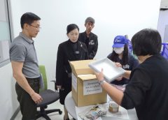 ปวีณา” พา ” น้องมิ้น” นศ.ปี 2 คณะสัตว์แพทย์ศาสตร์ ม.ดัง เดินทางไปกรมการกงสุล เพื่อรับอัฐิมารดาที่เพิ่งส่งมาถึงประเทศไทย